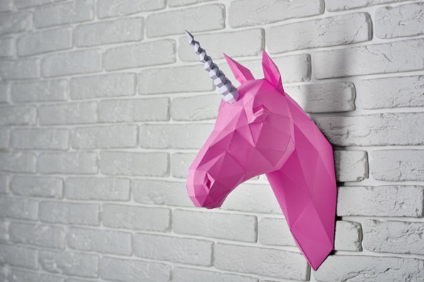 unicornio rosa pegado en la pared